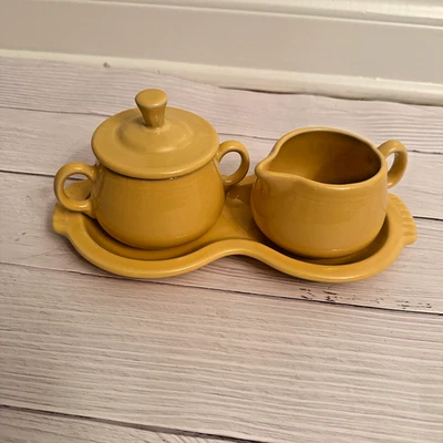 Juego de crema y azúcar cubierta Fiestaware con bandeja - amarillo girasol retirado Foto 1 de 3
