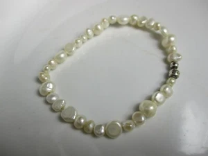 Pulsera elástica natural de 7" con cuentas de perlas reales con cuentas plateadas - Imagen 1 de 11