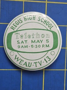 Spilla pulsante vintage Regis Catholic High School Ramblers WEAU TV 13 Eau Claire WI  - Foto 1 di 3