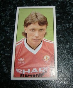 Bassett - Football 1984/85 Card No29 - Mike Duxbury, Manchester Utd