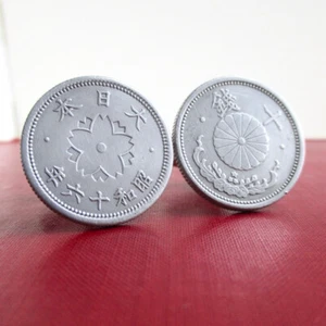 Gemelos para monedas JAPÓN - Monedas japonesas vintage reutilizadas de 10 Sen tono plata - Imagen 1 de 4