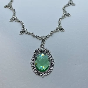 COLLAR DE PLACA DE CRISTAL PLATEADO DE VIDRIO FACETADO VERDE ESTILO VICTORIANO DE FILIGRANA DELLA - Imagen 1 de 8