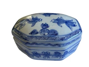 Vintage chinesische blau & weiße Porzellan Schmuckschatulle mit Deckel Koi Goldfisch Kunstwerk - Bild 1 von 10