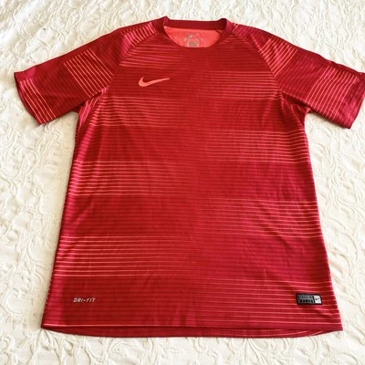 Camisa Nike Para Hombres L Roja Dri Fit Manga Corta Fútbol Rayas Top Delantero Swish Foto 1 de 4