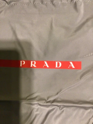 Bolso de mano Prada de vinilo para almacenamiento de polvo plateado rojo con logotipo zapato con cordón 15x13 Foto 1 de 3