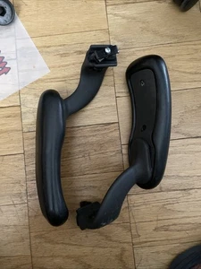 Reposabrazos laterales izquierdo y derecho con tornillos Herman Miller Aeron - Imagen 1 de 7