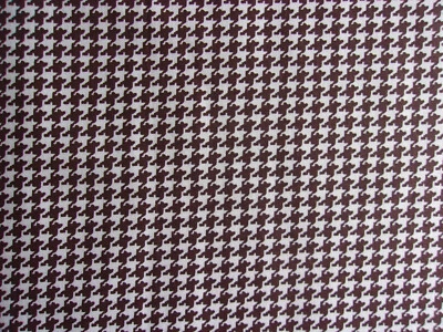 Tela de coser acolchada de algodón con estampado de pata de gallo marrón oscuro sobre blanco - por yarda Foto 1 de 3