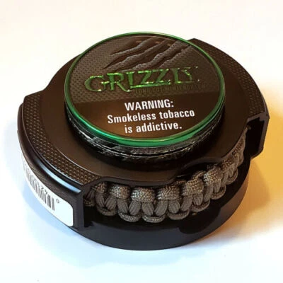 Porta latas de inmersión Grizzly promocional Paracord y LATA coleccionable (rara) promoción  Foto 1 de 4