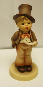 Figura Vintage Goebel Hummel #131 Cantante Callejero TMK 5 Niño Cantando con Sombrero de Prenda para el Top - Imagen 1 de 4
