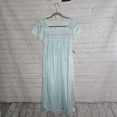 Vtg Deena 100% Nylon Long Green Granny M Nightgown Embroided Flutter Sleeves - Image 1 of 4