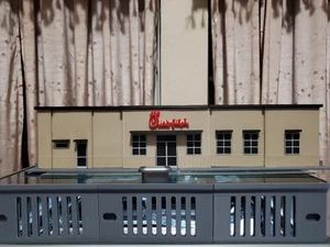 CHICK FIL-A S SCALE BUILDING-DIORAMA - Picture 1 of 8