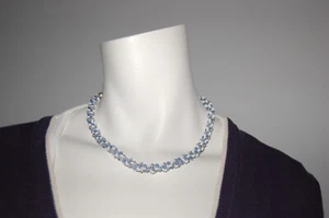 Hand gehäkelte Perlenkette aus Kunstperlen - weiß-hellblau-silber - Bild 1 von 1