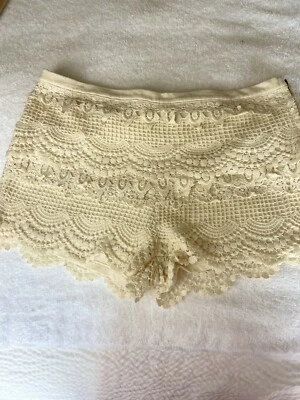 Pins & Needles Women's Junior's Crochet  Linedshorts tan beige size 2  W/ Zipper - Image 1 of 4