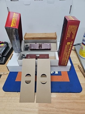 HO Branchline Yardmaster 8008 Lehigh Valley  40’ AAR Box Car LV 61503, 61825 - Image 1 of 4