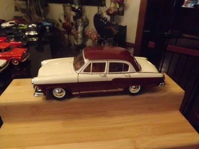 Road Signature, 1970 ruso GAZ Volga (M-21), 1:24, blanco y granate - usado Foto 1 de 4