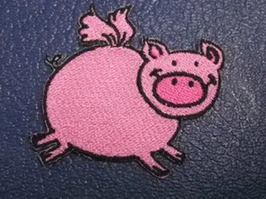 Molliges rosa fliegendes Schwein bestickt Bügelbild Patch 2 x 2 Zoll - Bild 1 von 1