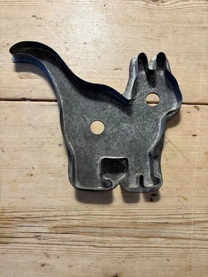 LARGE VINTAGE K. HURD (Claggett and Dunwoody) TIN COOKIE CUTTER KITTY - Image 1 of 4