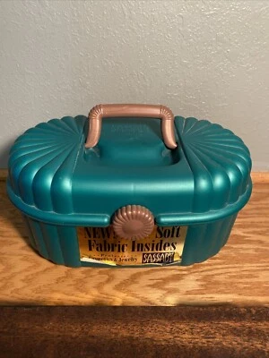 Estuche de Maquillaje de Plástico Sassaby Vintage Verde Esmeralda Ovalado Tela Suave Interior Foto 1 de 3