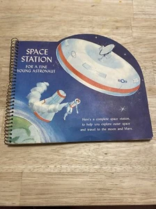 Hallmark Space Station for a Fine Young Astronaut Pop-Up Book (1964, Spiral Bk) - Bild 1 von 8