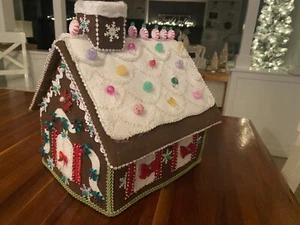Casa de apliques de pan de jengibre de fieltro 3D terminada con lentejuelas y cuentas - Imagen 1 de 15