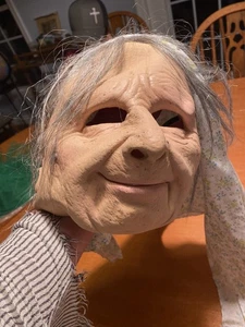 Máscara facial de látex Zagone Old Lady "Nana" con pelo sintético adjunto y bufanda - Imagen 1 de 5