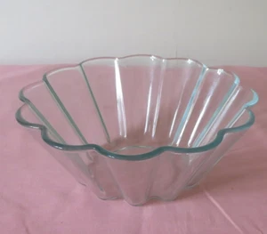 LARGE VINTAGE FLUTED DESIGN FRENCH PYREX BLUE TINT GLASS FRUIT / MOULD BOWL - Picture 1 of 4