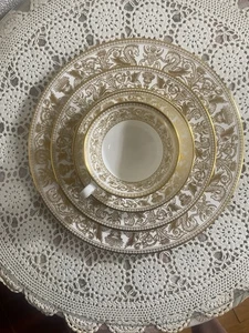 Wedgwood Gold Florentine White 5 Piece Place Setting - Picture 1 of 11