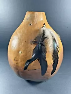 Recipiente de calabaza grande adornado con plumas marrón teñido a mano por Yvonne Dauria - Imagen 1 de 14