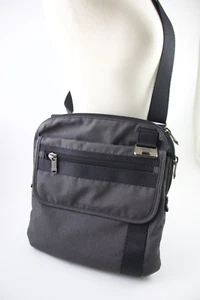 Bandolera de nailon Tumi gris/negro con cierre de cremallera y solapa multi bolsillo - Imagen 1 de 21