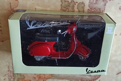 NEW RAY TOYS - Modellino VESPA P200E Die Cast - 1:12 - Colore Rosso - cm 14 - Immagine 1 di 4