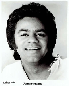 1977 Vintage Photo Headshot of singer Johnny Mathis poses for studio portrait - Picture 1 of 2