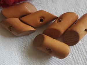 Lot 6  boutons anciens en bois biseauté au max 2,8 sur 1,1 cm ref 5283 - Picture 1 of 5