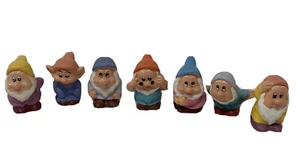 Juego de 7 figuras de goma vintage de Walt Disney Company Siete 7 enanos - Imagen 1 de 12