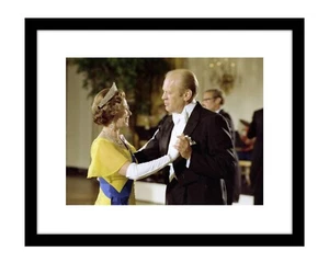 Gerald Ford 8x10 dancing with Queen Elizabeth II President England crown royalty - Bild 1 von 2