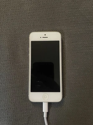 Apple iPhone 5 модель A1428 подержанный РАЗБЛОКИРОВАННЫЙ отличном состоянии - Изображение 1 из 3