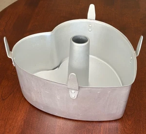 WILTON 2105-6509 2-Pc Heart Shape Aluminum Angel Food Cake Pan - Picture 1 of 5