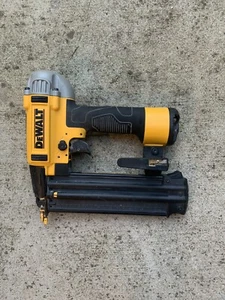 Clavadora Brad neumática calibre 18 con cable de DEWALT - Imagen 1 de 1