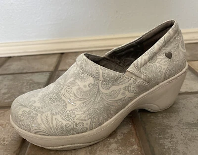 NURSE MATES Size 9 Bryar White Paisley Comfort PILLOW TOP Closed Back Clogs Shoe - Image 1 of 4