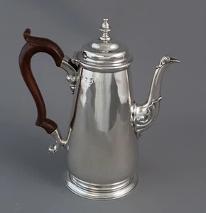 A George II silver coffee pot, London 1769 by Augustin Courtauld - Picture 1 of 12