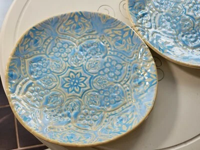 2 CYNTHIA ROWLEY AQUA BLUE EMBOSSED MEDALLION OVAL MELAMINE 9.5" Salad Plate EUC - Image 1 of 4