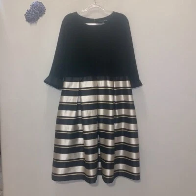 Vestido de graduación formal Madison Leigh metálico dorado negro ajuste y acampanado satinado Foto 1 de 4