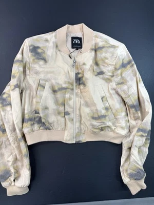 Chaqueta bomber corta con cremallera talla mediana acolchada hombros Zara para mujer Foto 1 de 4