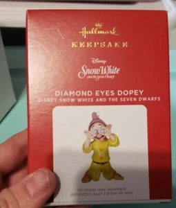 2021 Hallmark Keepsake Disney Blancanieves Diamante Ojos Dopey Adorno Nuevo en Caja Nuevo - Imagen 1 de 2