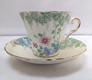 Vintage Wellington Bone China Cup & Saucer Floral Pattern w/Gold Trim - England - Picture 1 of 10