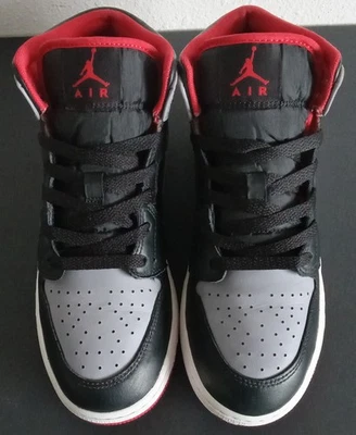 Air Jordan 1 Mid-Negro/Gris Cemento-Rojo DQ8423-006 Talla 6.5Y Foto 1 de 4