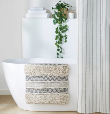 Alfombra de baño a rayas con textura tejida a mano Boho inspirada en todo el mundo INK+IVY, gris, 20X30 Foto 1 de 4