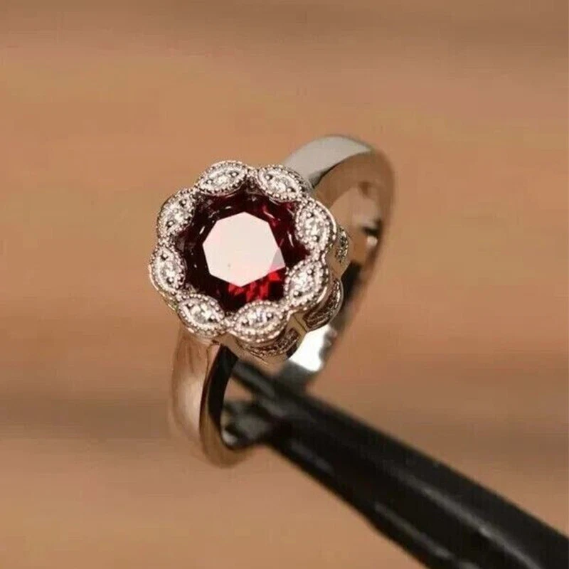 Anillo de compromiso de halo de granate rojo de corte redondo de 2 quilates enchapado en oro blanco de 14 quilates Foto 1 de 4