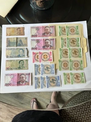 Lot of 25 Kyrgyzstan Banknotes –Som & Tyiyn– 500, 50, 10, 1 Som, Commemoratives - Image 1 of 3