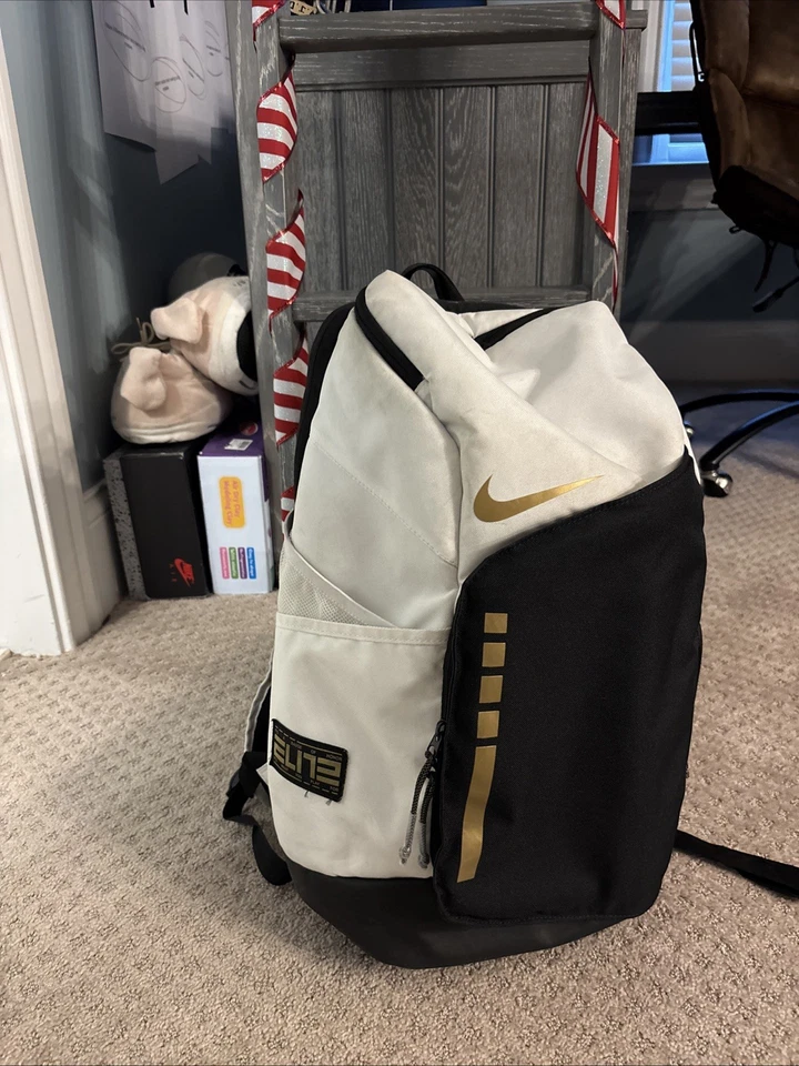 Mochila Nike Elite Negra Dorada Y Blanca Todas las Cremalleras Incluidas Excelente Estado Foto 1 de 4