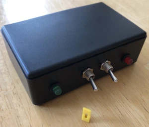 NEU! VIC20/C64/C128 Acutis Data IEC Switcher II, teilen Sie 1 Gerät mit 2 Computern - Bild 1 von 8